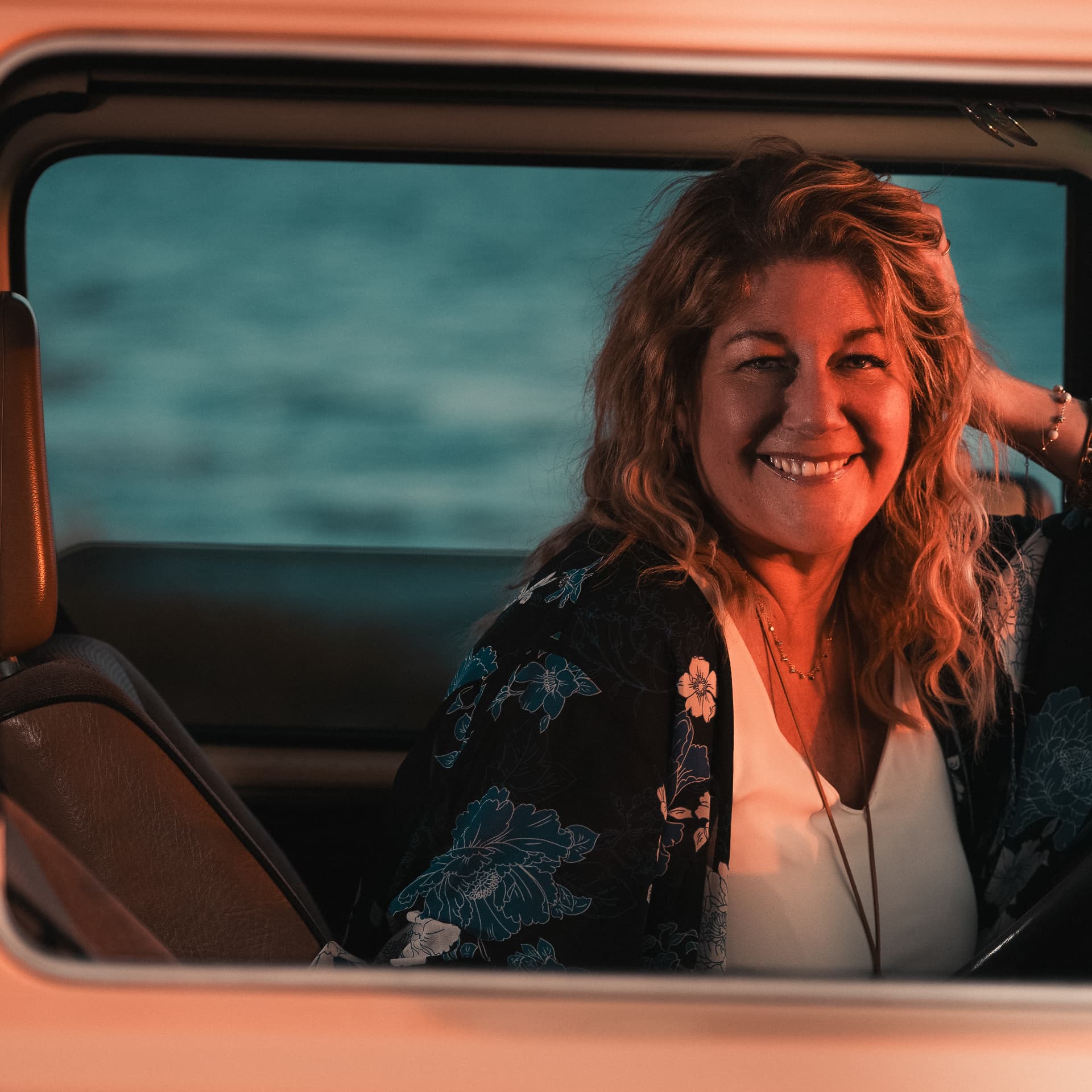 Valérie Garon sourit dans le véhicule du shooting Le rendez-vous